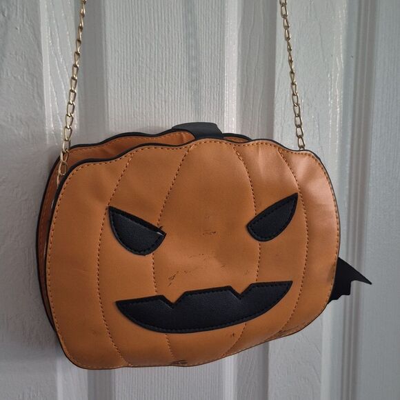 🎁3/$30🎁  Tattered Pumpkin Jack-o-lantern Face Crossbody Bag W Gold Chain - Picture 1 of 7